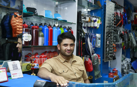 आउटडोर कम्पासका सञ्चालक कमल अर्याल। तस्बिरः नवीनबाबु गुरूङ/सेतोपाटी